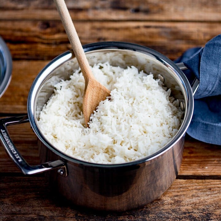 https://www.kitchensanctuary.com/wp-content/uploads/2019/08/How-to-boil-rice-square-FS-6126.jpg