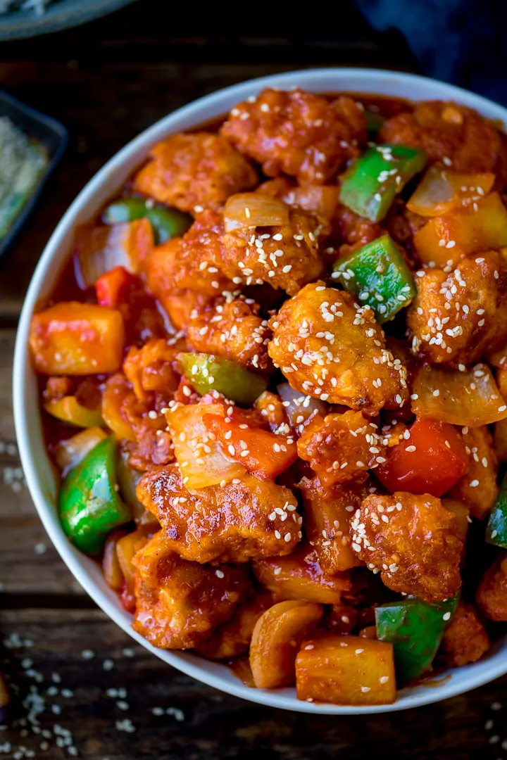 https://www.kitchensanctuary.com/wp-content/uploads/2019/09/Sweet-and-sour-chicken-tall-FS-0834.webp