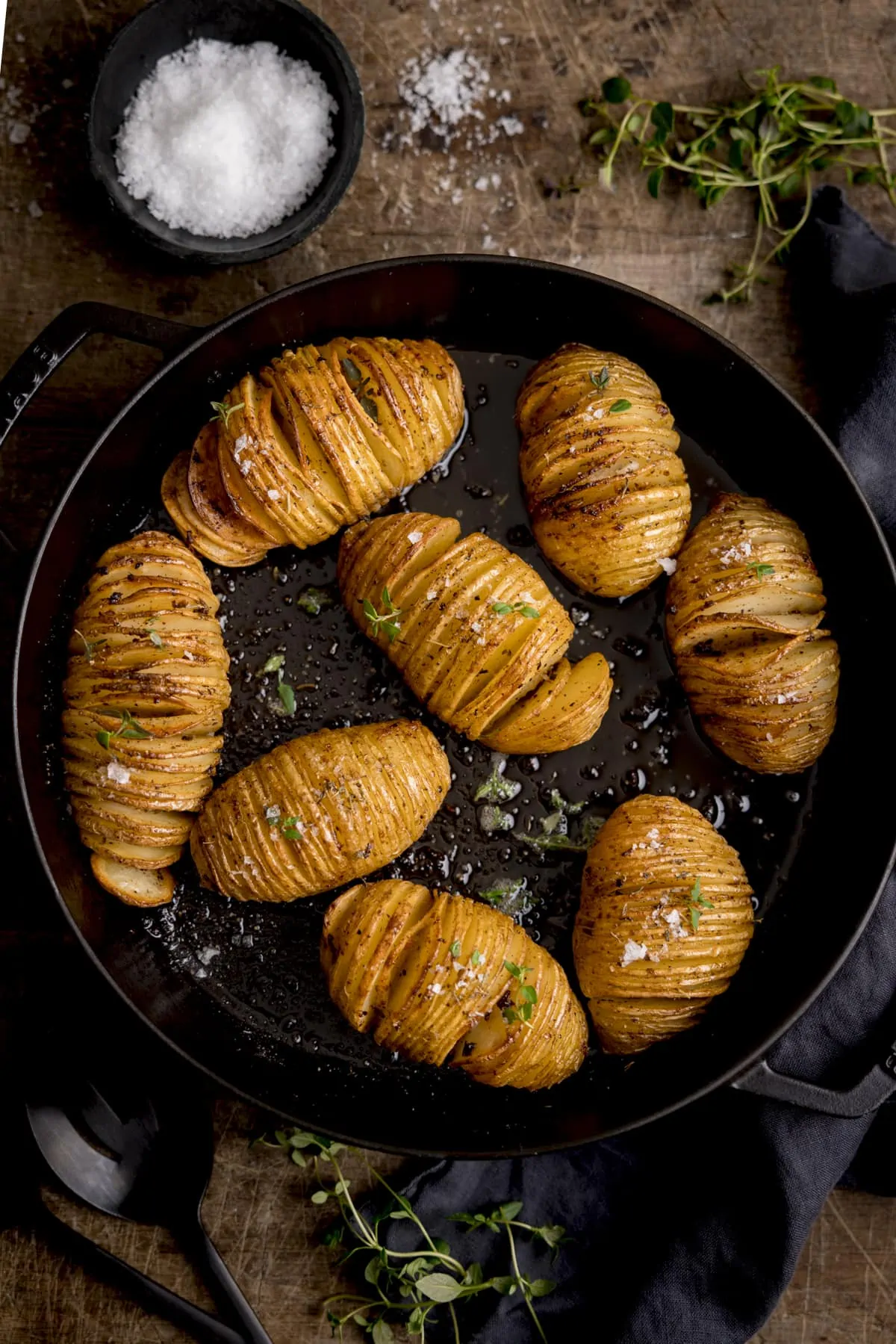Pre-Seasoned Cast Iron Garlic Roaster Bake and Serve Fresh Roasted Garlic  for Kitchen Oven