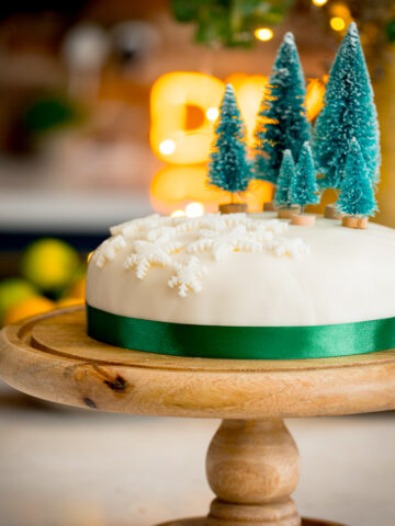 https://www.kitchensanctuary.com/wp-content/uploads/2023/10/Christmas-Cake-Decoration-square-FS-360x480.jpg